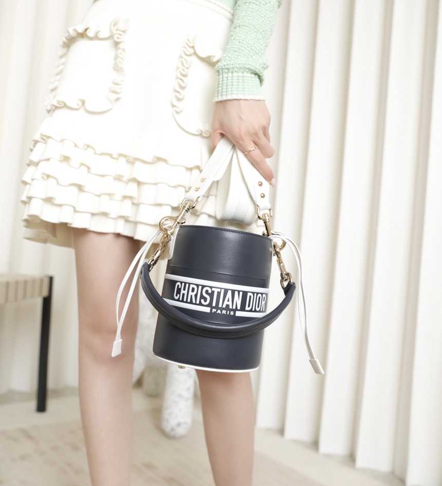 디올 바이브 버킷백 스몰 | 사이즈: 14 x 18 x 14cm