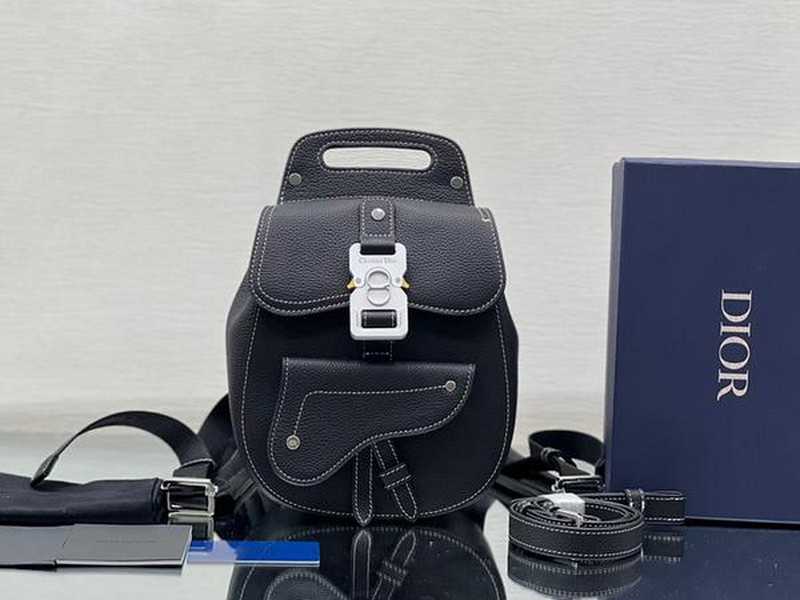 디올 CD 갤롭 백팩 | 사이즈: 19 x 27.5 x 11.5cm