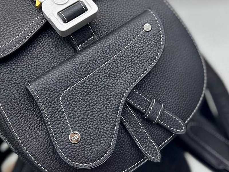 디올 CD 갤롭 백팩 | 사이즈: 19 x 27.5 x 11.5cm