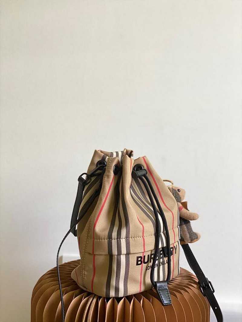 버버리 포이베 드로스트링 버킷백 | 24 x 21 x 14cm