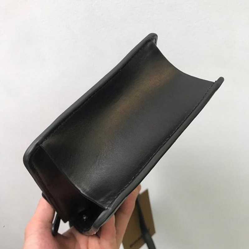 버버리 로빈백 | 13.5 x 19 x 4.5cm