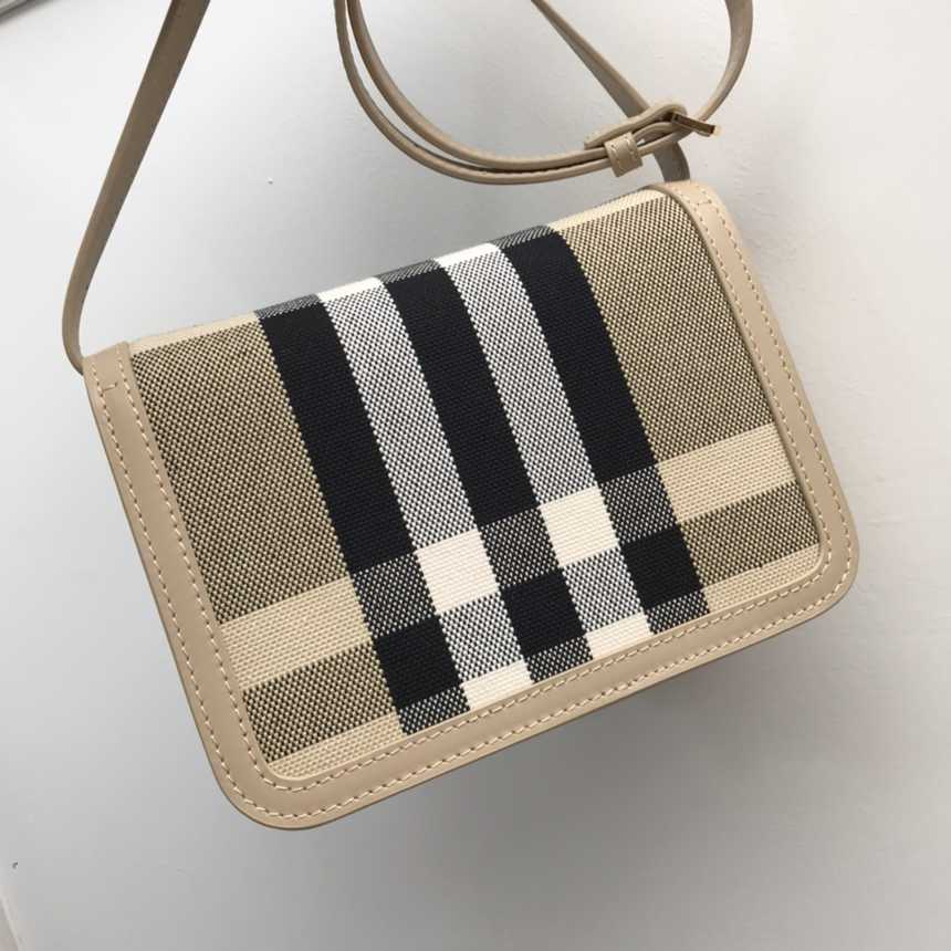 버버리 TB 크로스백 스몰 | 21 x 16 x 6cm