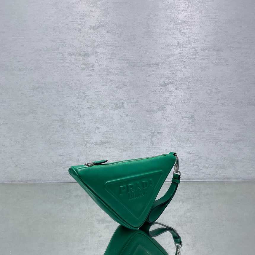 프라다 트라이앵글 레더 클러치백 | 26 x 18cm