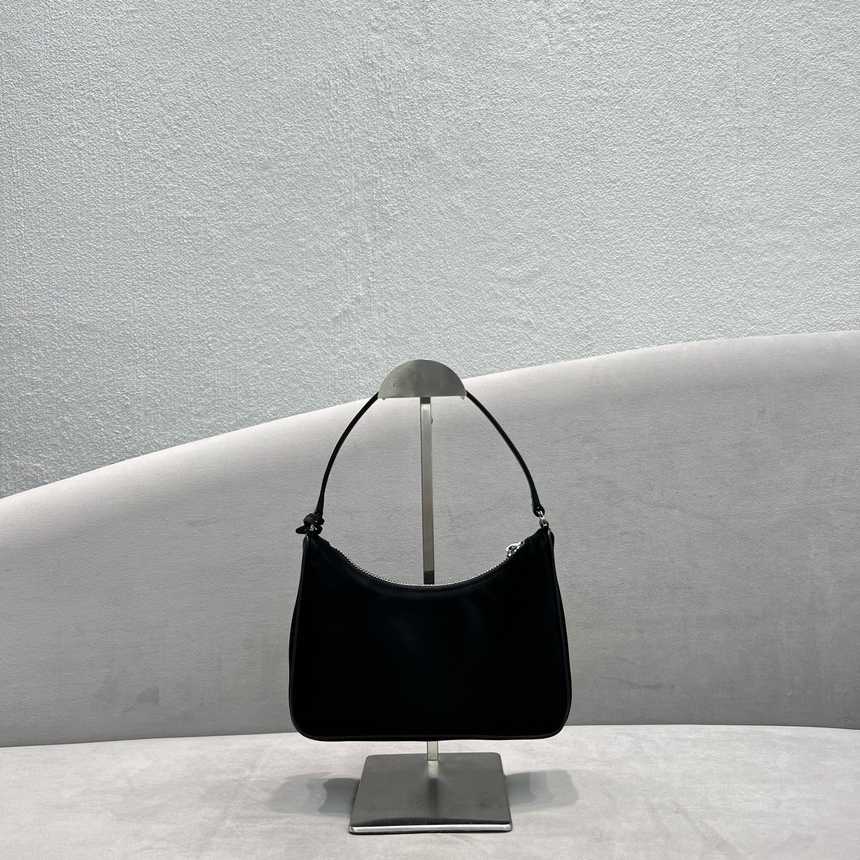 프라다 리에디션 나일론 호보백 (사피아노 숄더 스트랩) | 23 x 17 x 6cm