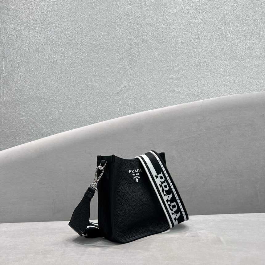 프라다 미니 크로스백 | 19 x 6 x 20cm