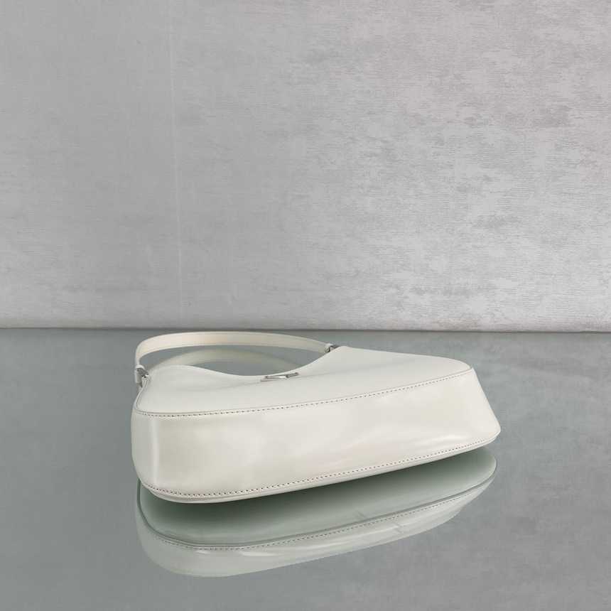 프라다 클레오백 27cm | 27 x 19 x 4.5cm