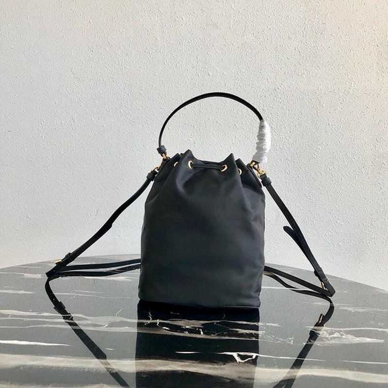 프라다 버킷백 1BH038 | 22 x 17.5 x 11cm