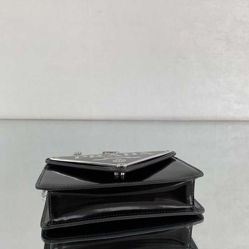 프라다 체인 크로스 미니백 | 9.5 x 17 x 3.5cm