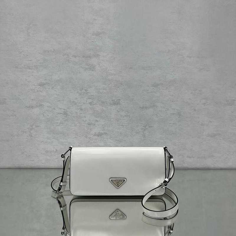 프라다 브러시드 레더 팜므백 | 12 x 26 x 4.8cm