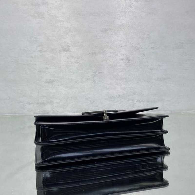 프라다 엠블럼 브러시드 레더 숄더백 | 14 x 24 x 5cm