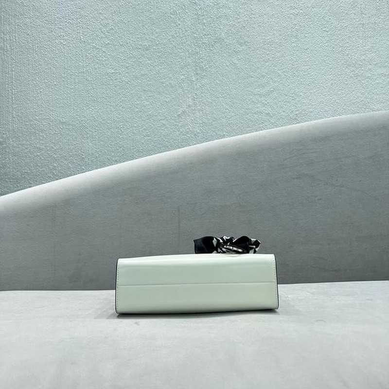 프라다 리에디션 1995 브러시드 미니 핸드백 | 14 x 24 x 5cm
