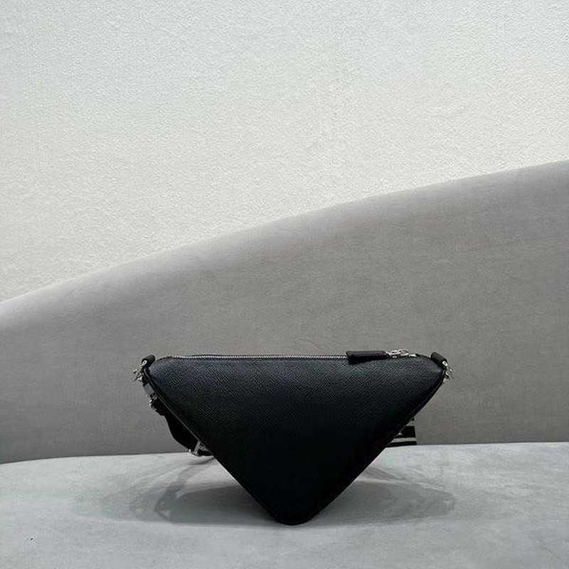 프라다 트라이앵글 레더 숄더백 | 30 x 16 x 10.5cm