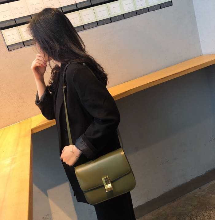 셀린느 클래식 박스 숄더백 미듐 | 24 x 18 x 7cm