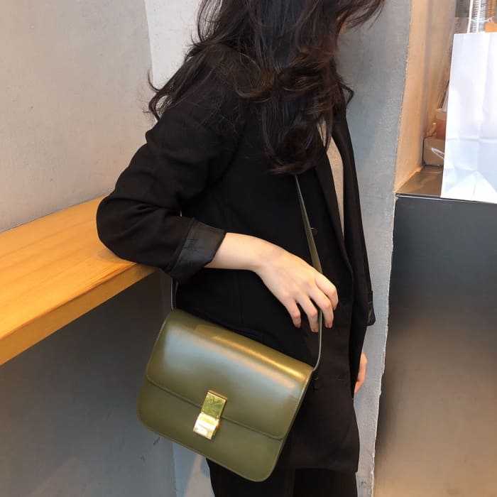 셀린느 클래식 박스 숄더백 미듐 | 24 x 18 x 7cm