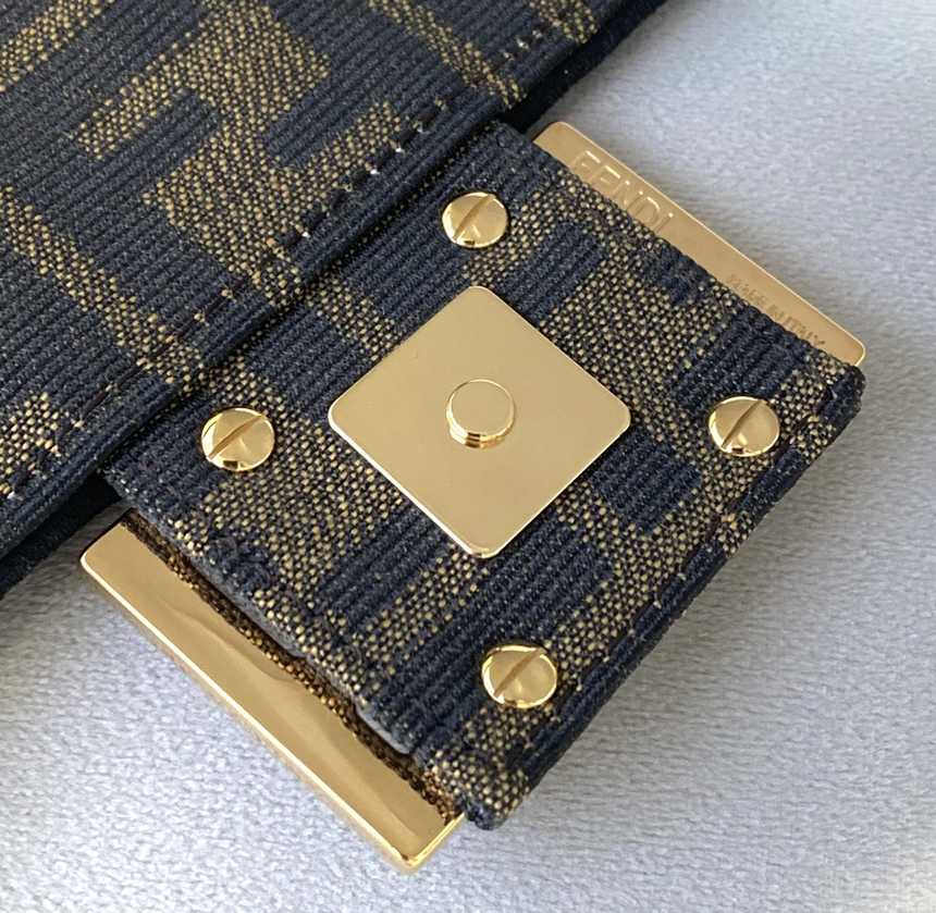 펜디 바게트 백 | 18 x 7 x 11cm