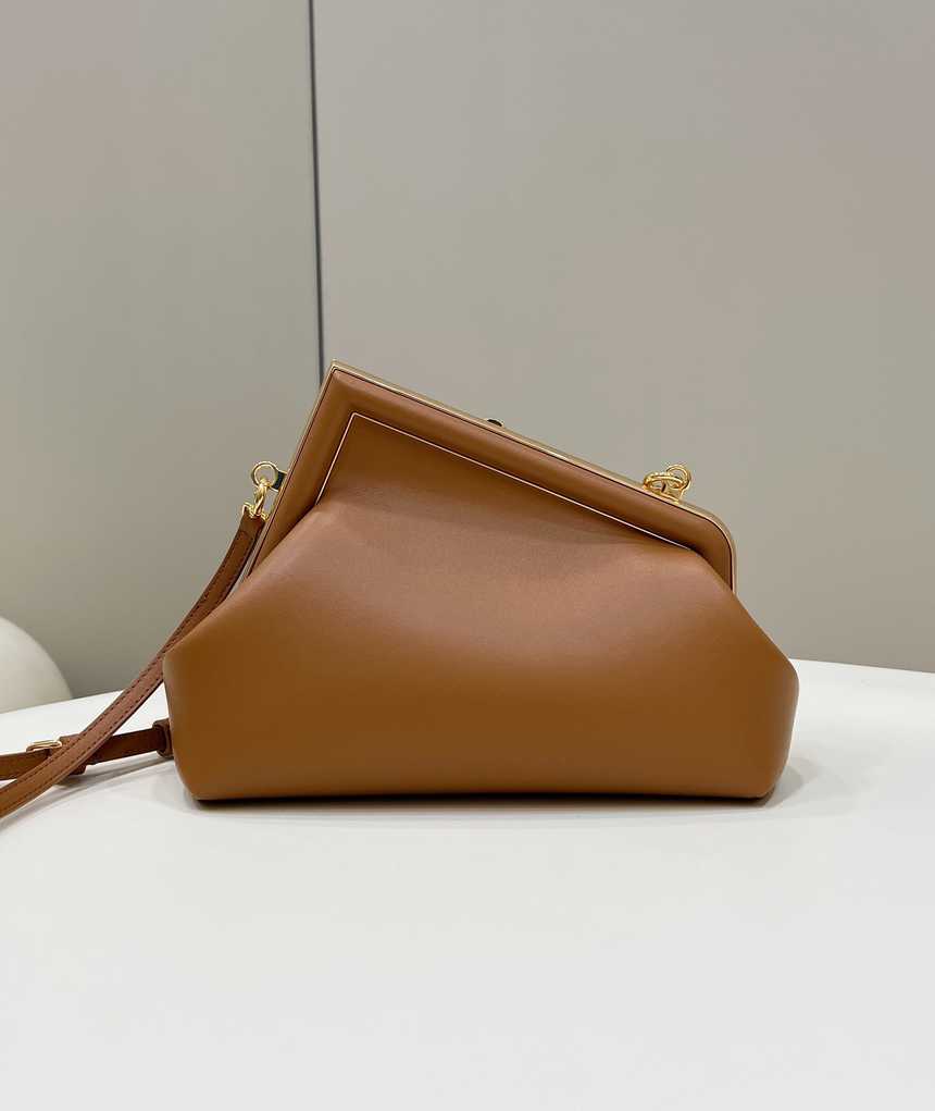 펜디 퍼스트백 스몰 | 26 x 18 x 9.5cm