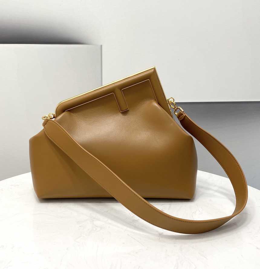 펜디 퍼스트백 미디움 | 32.5 x 15 x 23.5cm
