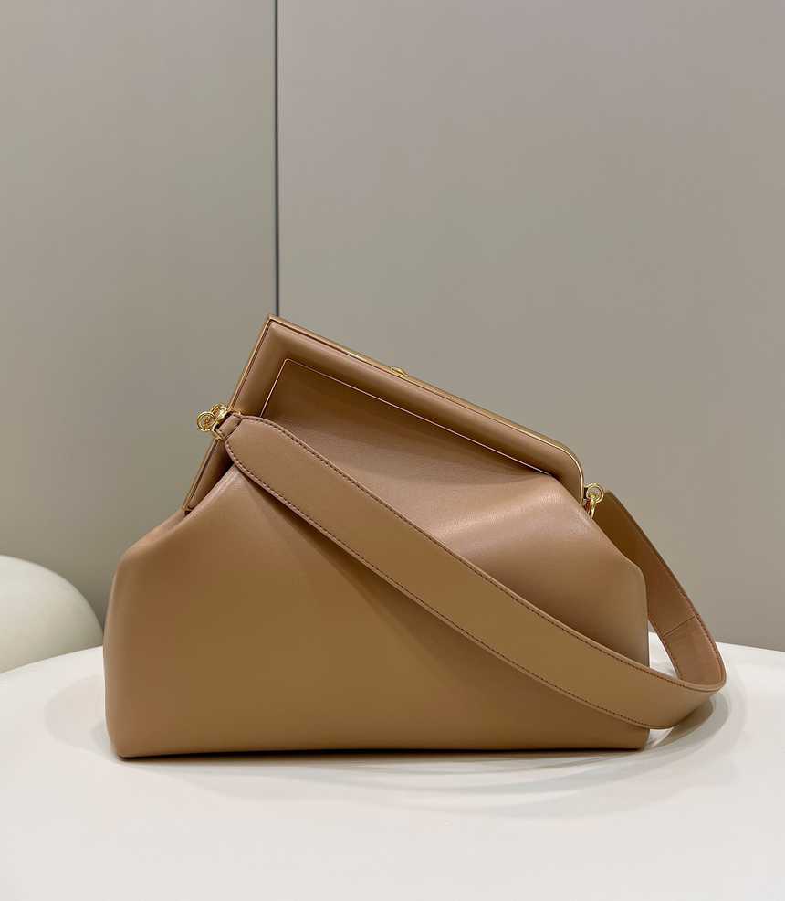 펜디 퍼스트백 미디움 | 32.5 x 15 x 23.5cm