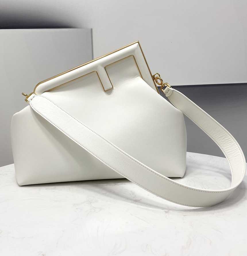 펜디 퍼스트백 미디움 | 32.5 x 15 x 23.5cm