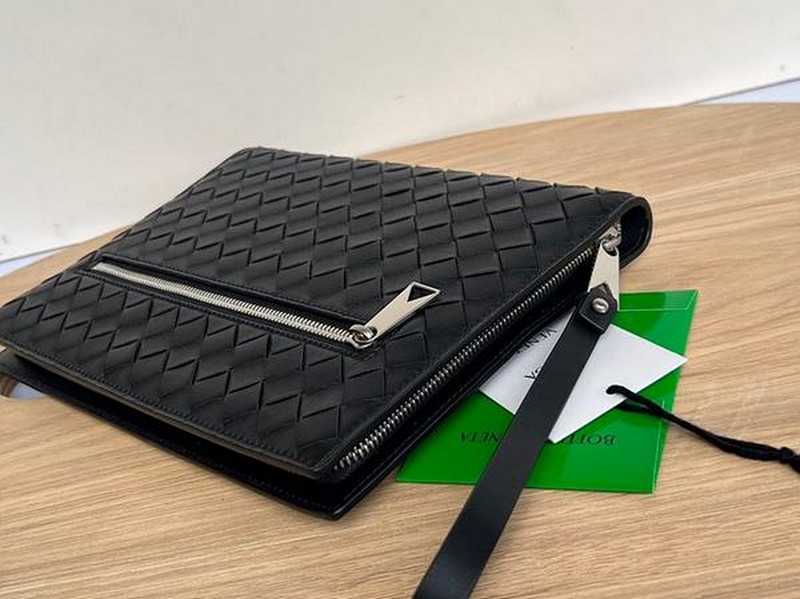 보테가 클래식 인트레치아토 클러치백 693675 | 27.5 x 20.5 x 2cm