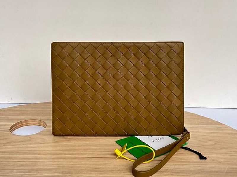 보테가 클래식 인트레치아토 클러치백 693675 | 27.5 x 20.5 x 2cm