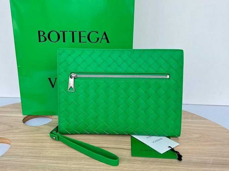 보테가 클래식 인트레치아토 클러치백 693675 | 27.5 x 20.5 x 2cm