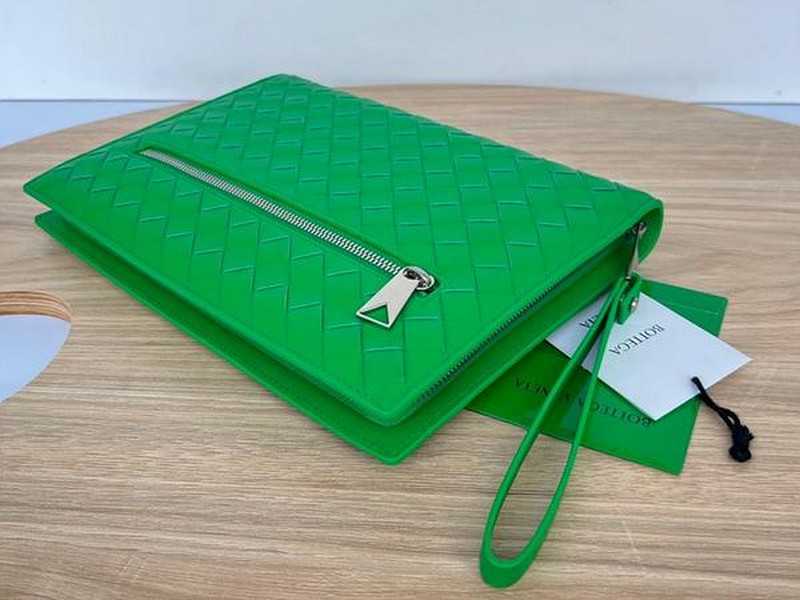 보테가 클래식 인트레치아토 클러치백 693675 | 27.5 x 20.5 x 2cm