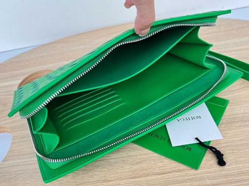 보테가 클래식 인트레치아토 클러치백 693675 | 27.5 x 20.5 x 2cm