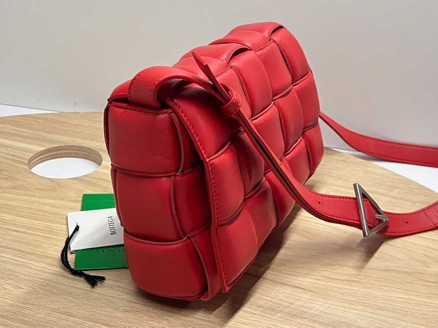보테가 패딩 카세트백 | 26 x 18 x 8cm