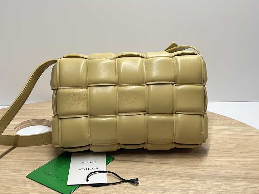 보테가 패딩 카세트백 | 26 x 18 x 8cm