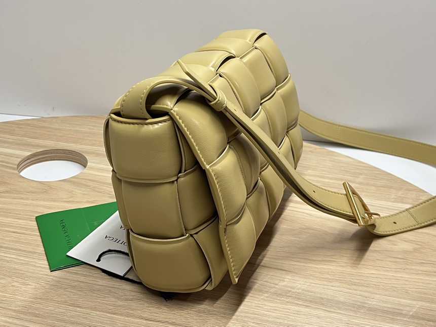 보테가 패딩 카세트백 | 26 x 18 x 8cm