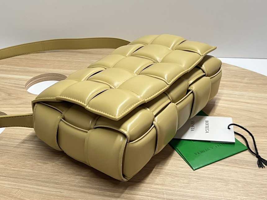 보테가 패딩 카세트백 | 26 x 18 x 8cm