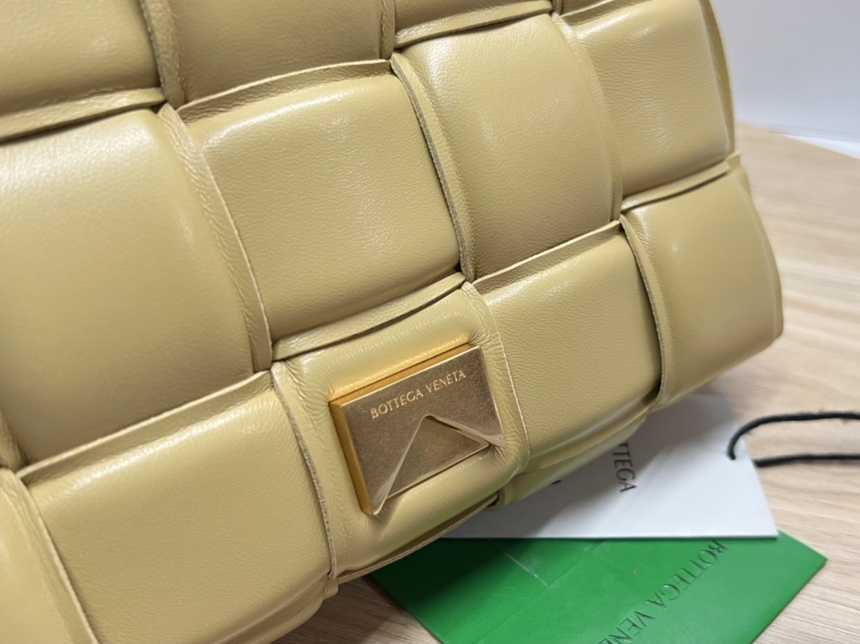 보테가 패딩 카세트백 | 26 x 18 x 8cm