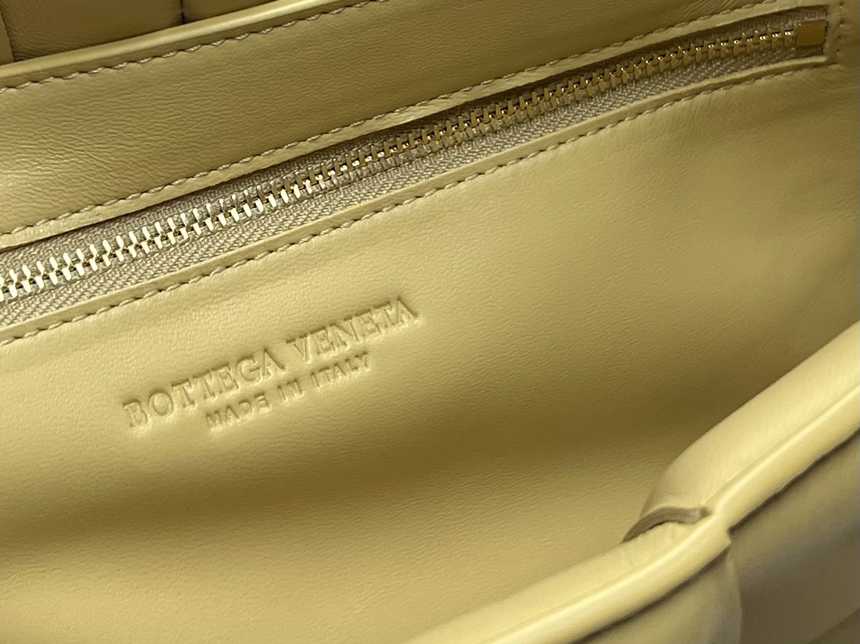 보테가 패딩 카세트백 | 26 x 18 x 8cm