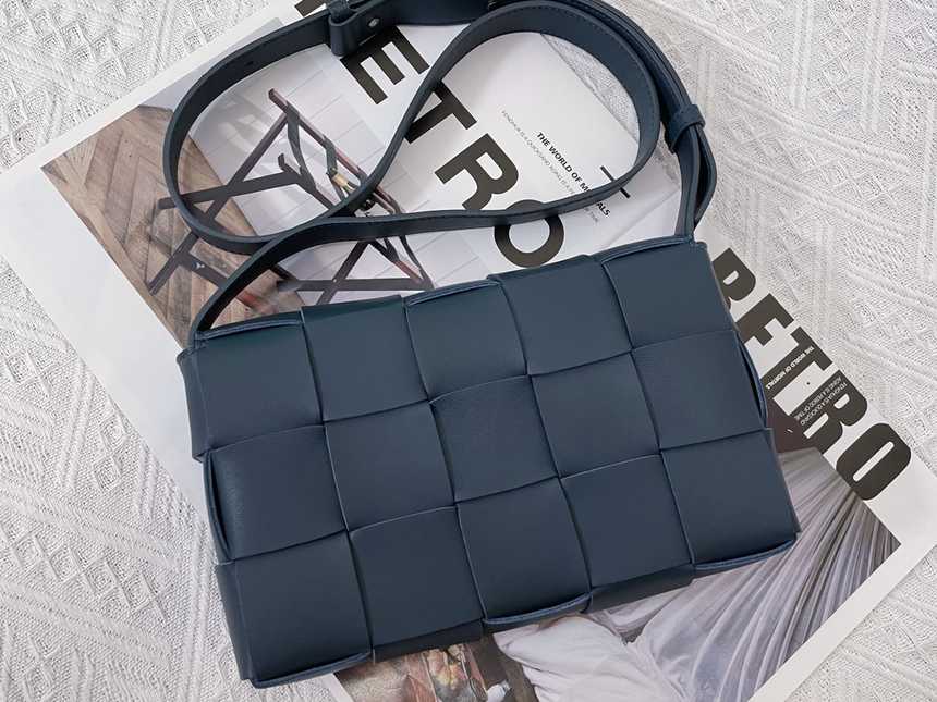 보테가 카세트백 | 23 x 15 x 6cm