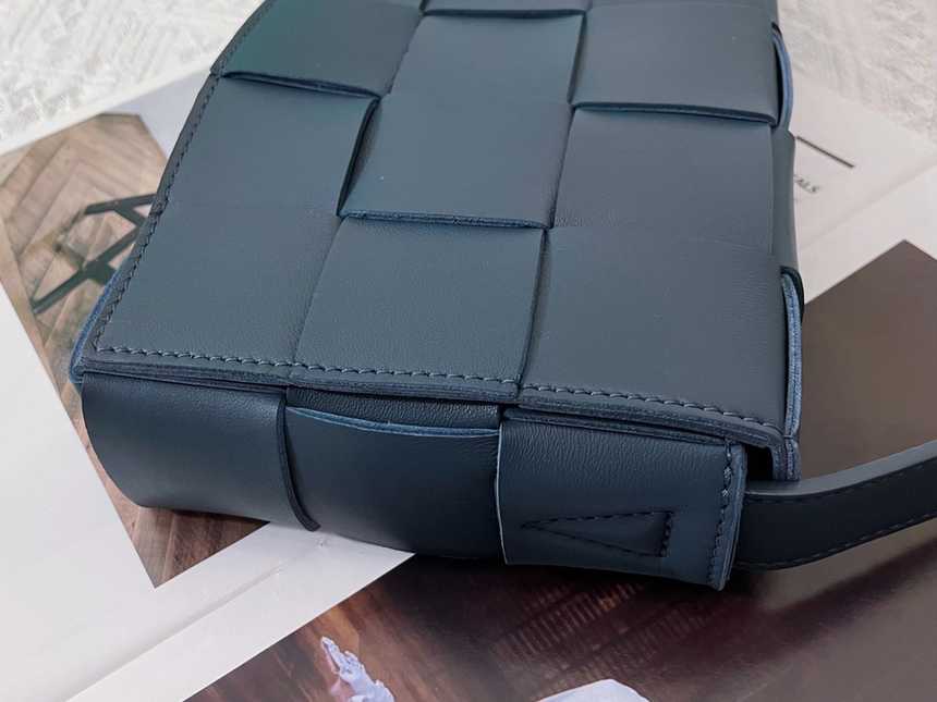 보테가 카세트백 | 23 x 15 x 6cm