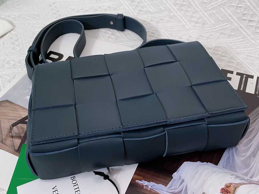 보테가 카세트백 | 23 x 15 x 6cm