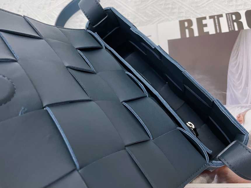 보테가 카세트백 | 23 x 15 x 6cm