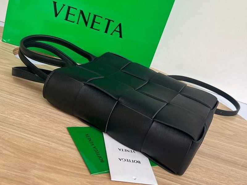 보테가 인트레치아토 미니 카세트 토트백 | 22 x 16.5 x 5.5cm