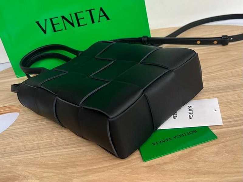 보테가 인트레치아토 미니 카세트 토트백 | 22 x 16.5 x 5.5cm