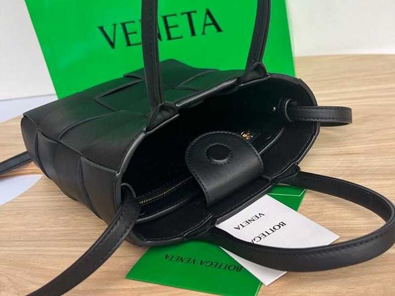 보테가 인트레치아토 미니 카세트 토트백 | 22 x 16.5 x 5.5cm