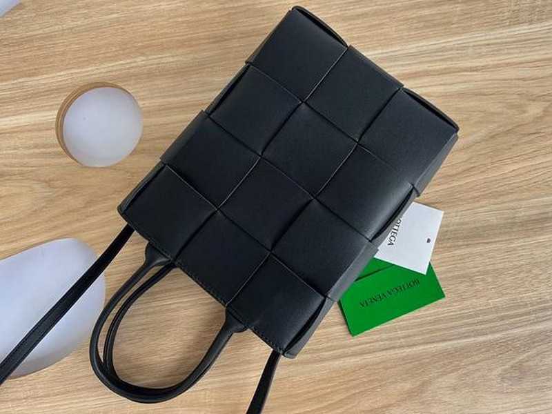 보테가 인트레치아토 미니 카세트 토트백 | 22 x 16.5 x 5.5cm