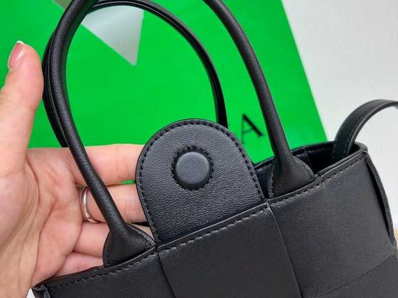 보테가 인트레치아토 미니 카세트 토트백 | 22 x 16.5 x 5.5cm