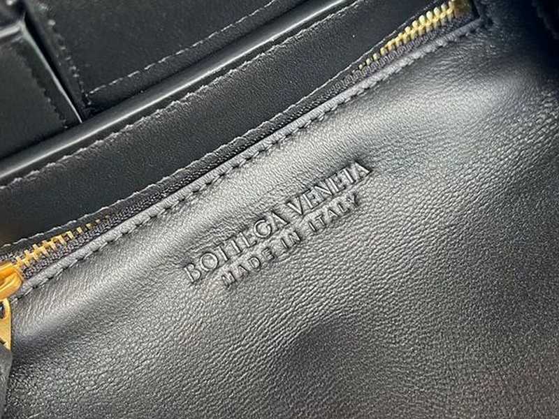 보테가 인트레치아토 미니 카세트 토트백 | 22 x 16.5 x 5.5cm