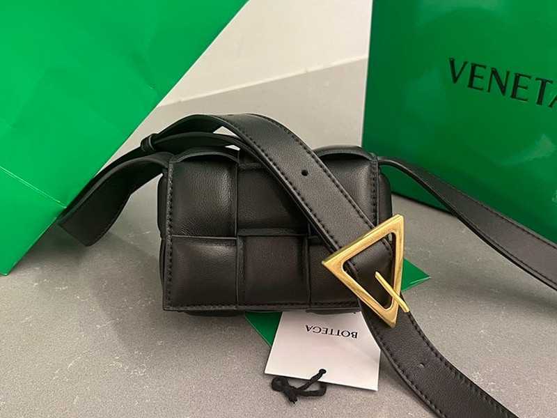 보테가 캔디 패딩 미니 카세트백 | 12 x 8 x 4cm