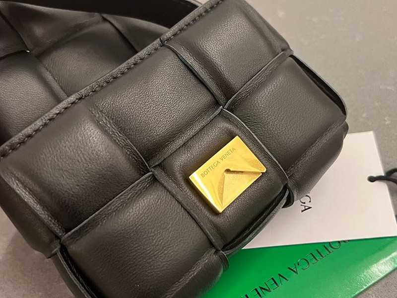 보테가 캔디 패딩 미니 카세트백 | 12 x 8 x 4cm