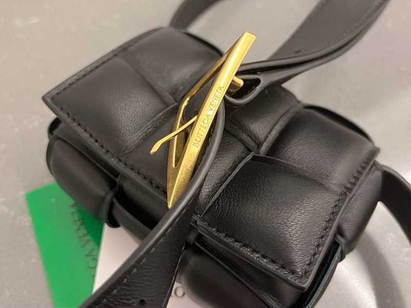 보테가 캔디 패딩 미니 카세트백 | 12 x 8 x 4cm