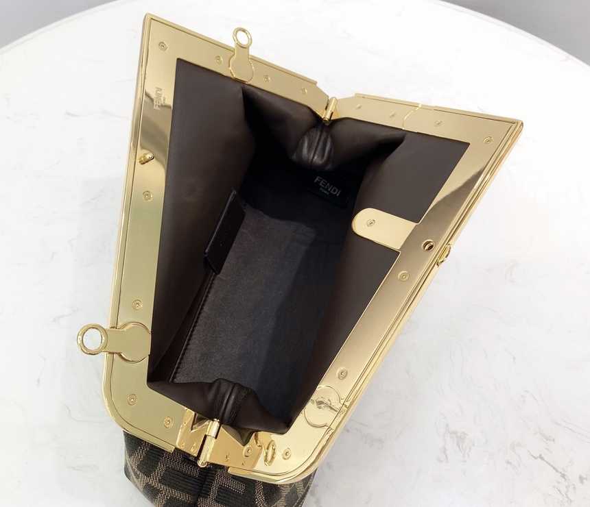 펜디 패브릭 퍼스트백 스몰 | 26 × 9.5 × 18cm