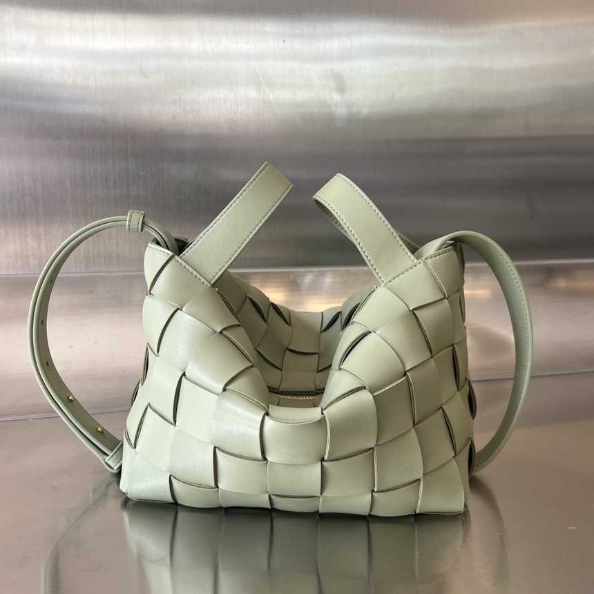 보테가베네타 볼링 카세트 토트백 755132 | 22 x 16 x 13cm