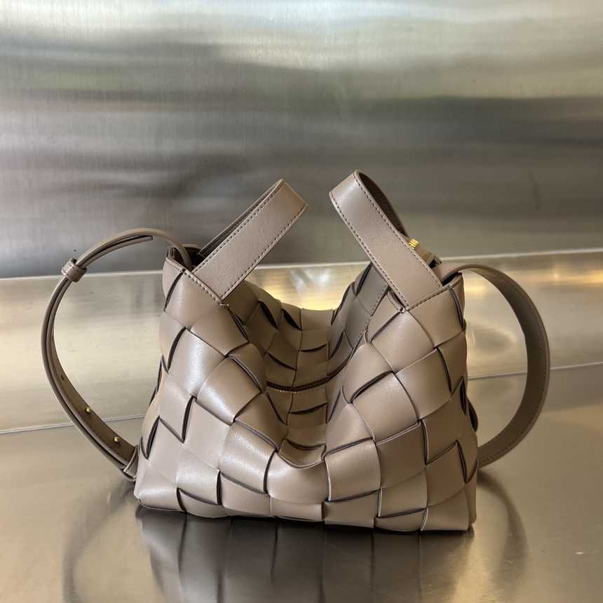 보테가베네타 볼링 카세트 토트백 755132 | 22 x 16 x 13cm